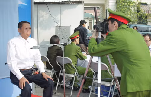 Anh Hùng đang được chụp ảnh làm Giấy CMND cho biết: các chiến sỹ trẻ hướng dẫn các thủ tục nhanh chóng, rõ ràng với cử chỉ tự nhiên và niềm nở. Ảnh, gdtd.vn