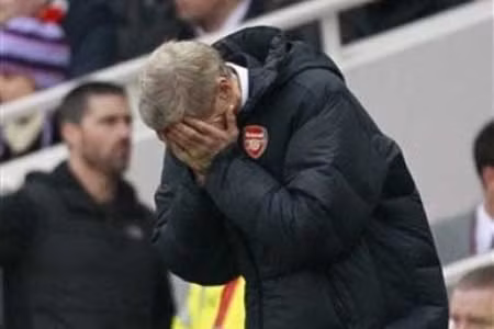 HLV Wenger "chết lặng" khi Arsenal gục ngã trước Tottenham