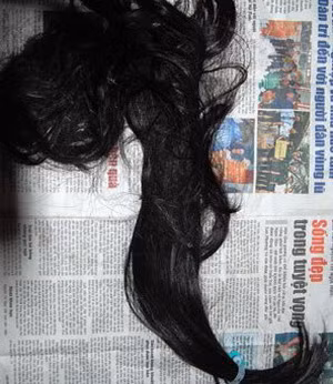 Em Trần Thị Quyên và mái tóc của em bị nhóm hành hung cắt 