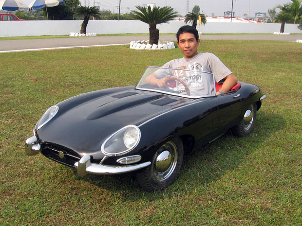 Vòng quanh thế giới tuần qua ảnh 4 These mini sport cars are the ultimate present for tiny Jenson Buttons and Lewis Hamiltons this Christmas. London-based Pocket Classics are selling pint-sized Porches, junior Jags and mini-Mercs for £10,000, and the first UK cars will be available to buy just in time for Christmas.