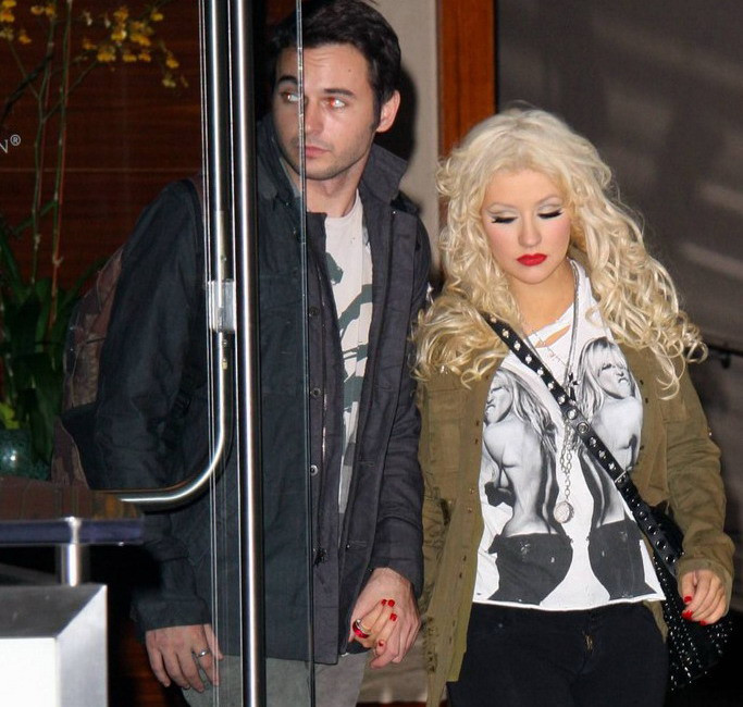 Christina Aguilera tay trong tay với Matthew Rutler