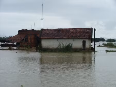 Hàng ngàn ngôi nhà ở khu Đông huyện Tuy Phước bị nước lũ uy hiếp