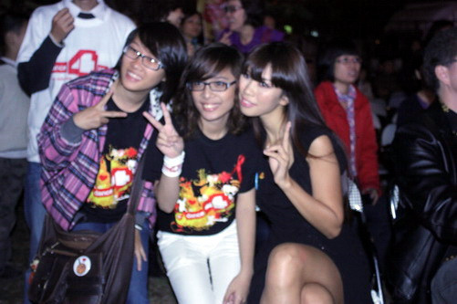 Hà Anh chụp ảnh cùng các bạn trẻ. Ảnh, gdtd.vn