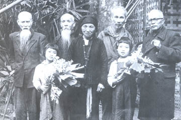 Bác Hồ cùng các đại biểu phụ lão và thiếu nhi tại Đại hội thống nhất Mặt trận Liên Việt (1951) Ảnh: TL d