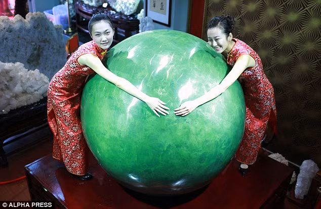 Chiêm ngưỡng viên ngọc xanh lớn nhất thế giới