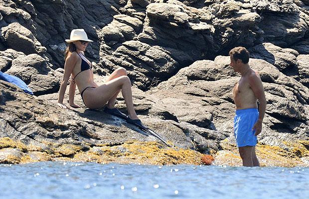 Chùm ảnh các chính trị gia thế giới trong các kỳ nghỉ ảnh 9 Nicholas Sarkozy and his wife Carla enjoy a dip at Le Cap Nègre on the Côte d’Azur. Is Mr Sarkozy breathing in?