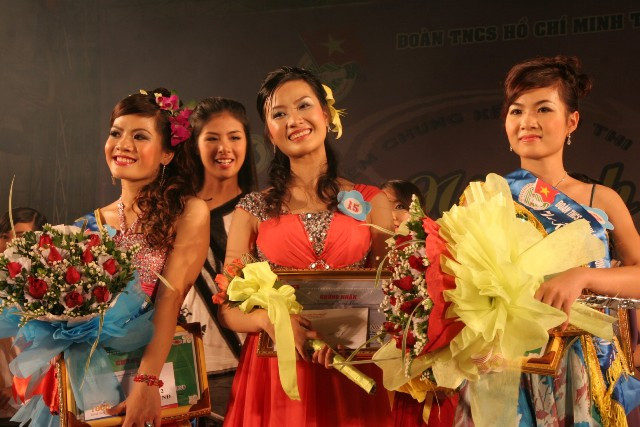 Miss hnue cùng Á khôi 1 Vũ Thị Đức Hiền và Á khôi 2 Vũ Hồng Nhung. ẢNh: gdtd.vn