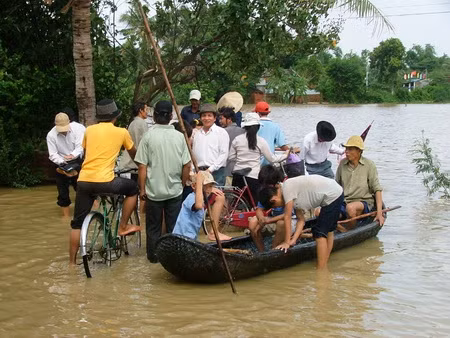 Mưa lũ lại hoành hành vùng Nam Trung Bộ
