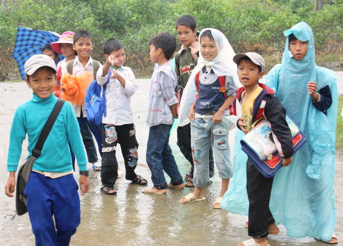 Học sinh vùng lũ đi học sau lũ. Ảnh, gdtd.vn