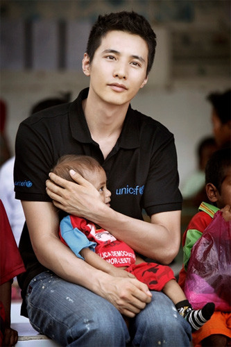 Won Bin bế một em bé Đông Timor trong một chuyến đi làm từ thiện