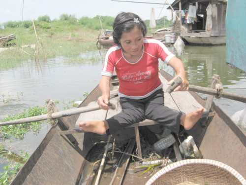 Chị Sen chèo thuyền ra sông.