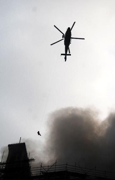 Trực thăng đến ứng cứu