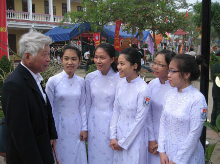 Phó Giáo sư Ninh Viết Giao - GV của trường từ năm 1956, trò chuyện với các em học sinh THPT HTKháng hôm nay