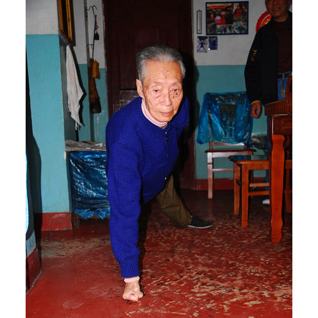 A 102-year-old pensioner from Xiaoshan in eastern China’s Zhejiang Province is in such good shape that he is able to do push-ups using only one hand. Shi Xiaochun used to be a postman in the town. Shi’s life is quite disciplined. 