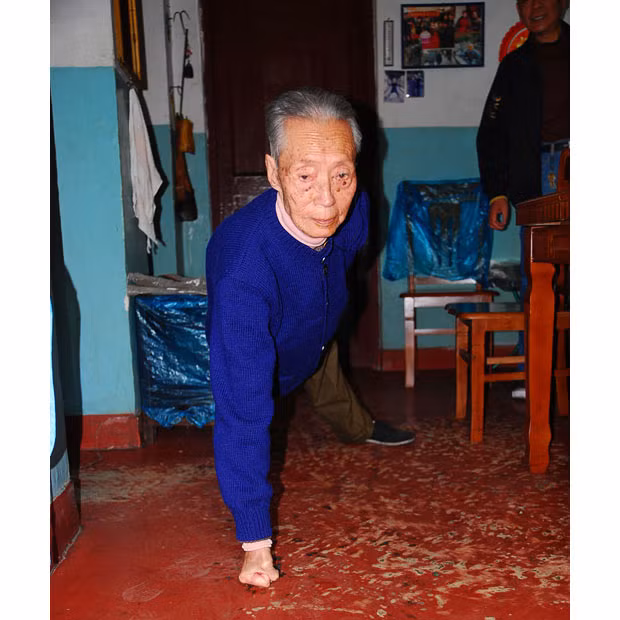 Những hình ảnh ấn tượng trong tuần ảnh 6 A 102-year-old pensioner from Xiaoshan in eastern China’s Zhejiang Province is in such good shape that he is able to do push-ups using only one hand. Shi Xiaochun used to be a postman in the town. Shi’s life is quite disciplined.