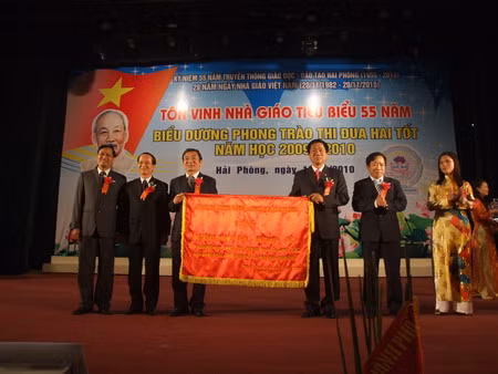 Ban lãnh đạo Sở GD& ĐT Hải Phòng đón nhận bức trướng do thành phố trao tặng, tôn vinh sự nghiệp GD& ĐT thành phố trong suốt 55 năm qua