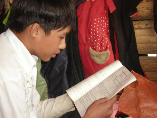 Đốt lửa sởi ấm và học bài