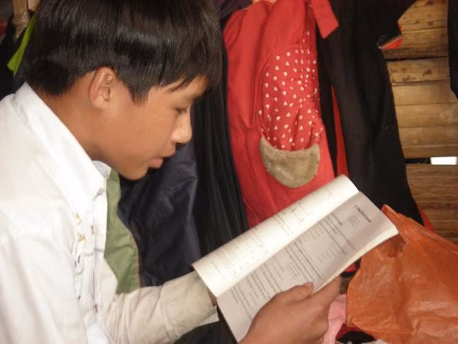 Đốt lửa sởi ấm và học bài