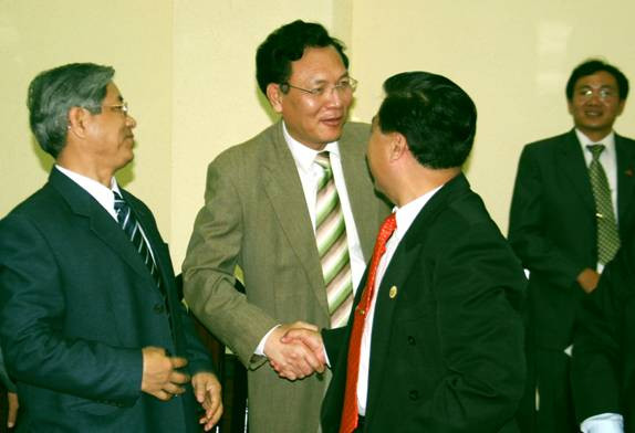 Bộ trưởng Bộ GD&ĐT Phạm Vũ Luận trò chuyện thân mật với các cựu lưu học sinh Lào tại Việt Nam