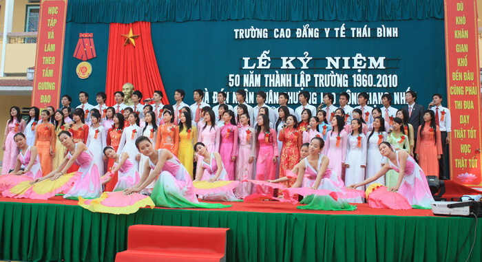 Và uyển chuyển trong các tiết mục văn nghệ chào mừng tại buổi Lễ. Ảnh, Bá Hải 5.jpg
