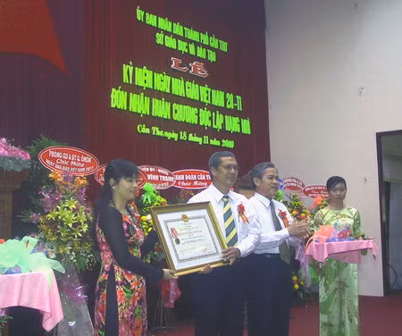 Ngành GD Cần Thơ đón nhận Huân chương Độc lập hạng Nhì