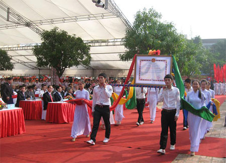 HS thế hệ hôm nay luôn tự hào và khắc ghi truyền thống vẻ vang của mái trường thân yêu