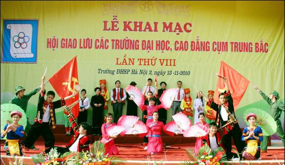  Nội lực văn hóa đặc sắc của cum Trung Bắc được các bạn sinh viên thể hiện sinh động qua các phần thi