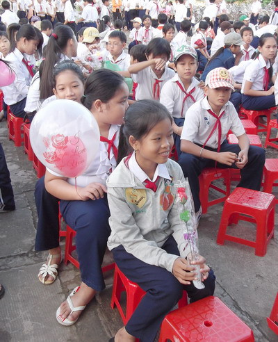 học sinh trường THCS Mỹ Xuyên vui vẻ trong ngày lễ