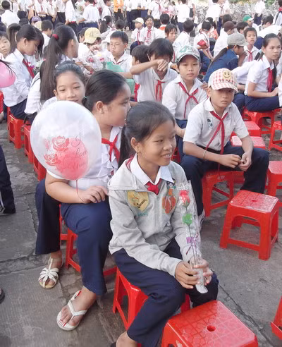 học sinh trường THCS Mỹ Xuyên vui vẻ trong ngày lễ