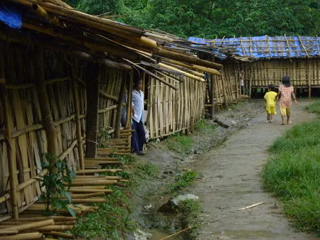 Khu nhà xiêu vẹo khó chịu được qua mùa mưa năm nay, nhưng các em học sinh ở đây vẫn cố bám để học “con chữ”.