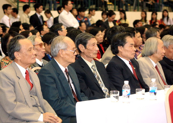  Cựu lãnh đạo, CB-GV trường ĐH SPHN tại buổi Lễ. Ảnh, gdtd.vn 