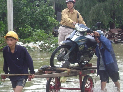 Nước lũ ngập trắng đất Quảng