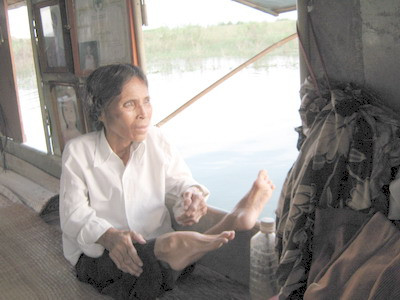 Ánh mắt chị Vinh hướng về đất liền và mơ ước cuộc sống trên bờ;