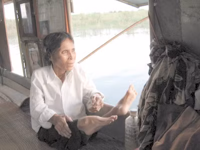 Ánh mắt chị Vinh hướng về đất liền và mơ ước cuộc sống trên bờ;