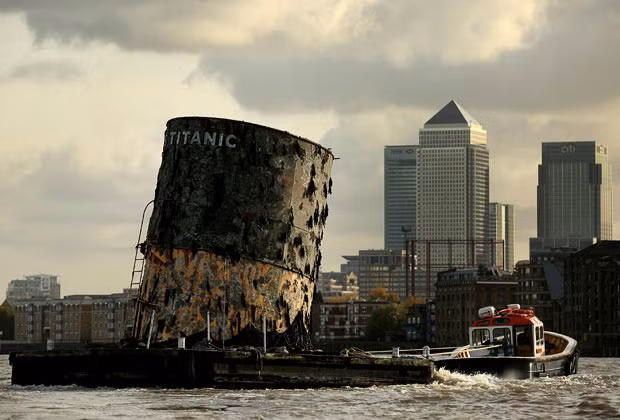 Những hình ảnh ấn tượng trong tuần ảnh 10 The week in pictures: 5 November 2010 A replica of the upper section of the fourth funnel of the Titanic is towed along the river Thames towards Canary Wharf in London. The replica funnel has been created to launch a new exhibition of artefacts recovered from the wreck of the Titanic cruise liner which sunk in the North Atlantic on April 15, 1912. The exhibition is held in the O2 Bubble and is open to the public from November 5, 2010 till May 31, 2011 A replica of the upper section of the fourth funnel of the Titanic is towed along the river Thames towards Canary Wharf in London. The replica funnel has been created to launch a new exhibition of artefacts recovered from the wreck of the Titanic cruise liner which sunk in the North Atlantic on April 15, 1912. The exhibition is held in the O2 Bubble and is open to the public from November 5, 2010 till May 31, 2011