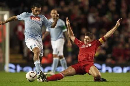 Gerrard và HLV Roy Hodgson ngất ngây sau chiến thắng trước Napoli (Clip)