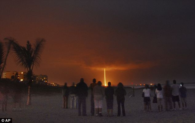 Siêu vệ tinh do thám tuyệt mật của Mỹ nổ trong không trung