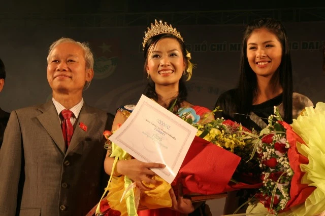 Miss Sư phạm tỏa sáng tài sắc