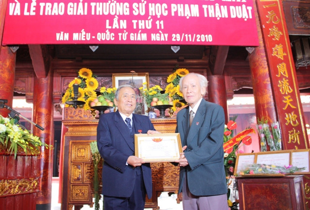 Ông Phạm (bên 