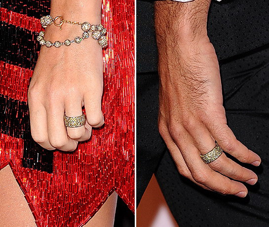 Cặp nhẫn cưới lấp lánh trên đôi tay họ