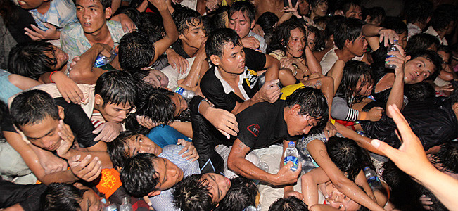 Đám đông đã chen chúc nhau như thế này