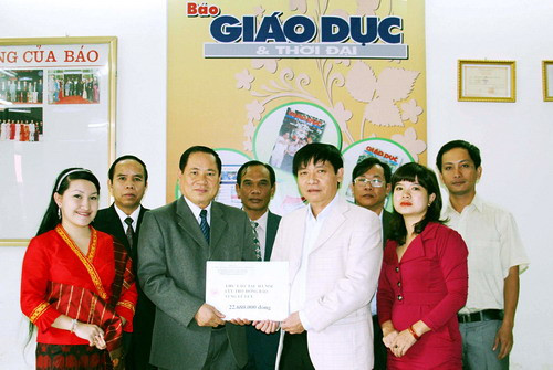 Lưu học sinh Lào tại Hà Nội ủng hộ nhân dân và HS vùng lũ miền Trung