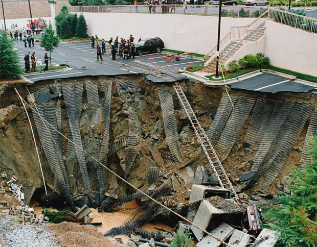 Kinh hoàng những hố địa ngục trên thế giới ảnh 24 Police securing an enormous sinkhole in Atlanta, Georgia, in June 1993