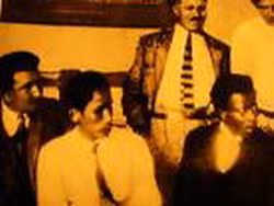 Đồng chí Nguyễn Ái Quốc với một số chiến sĩ cách mạng châu Phi trong thời gian hoạt động tại Liên Xô