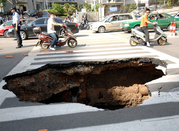 Kinh hoàng những hố địa ngục trên thế giới ảnh 10 In May 2009, the road suddenly caved in on a zebra crossing in Nanjing, Jiangsu Province, China. Fortunately nobody was hurt