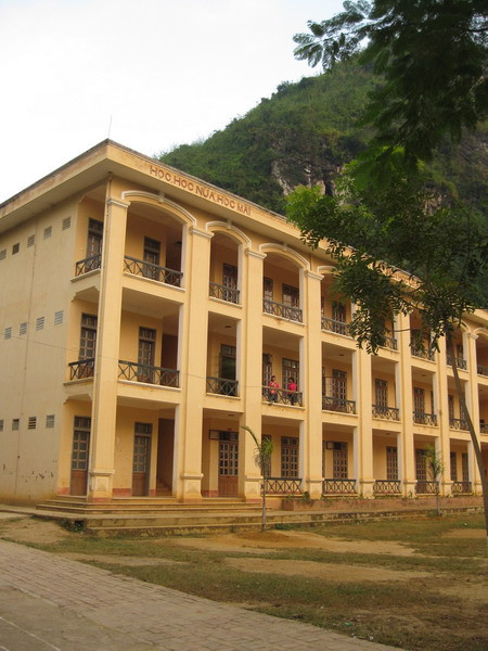 Ước mơ của chúng em là trở thành thầy cô giáo ảnh 1 Ngôi trường 3 tầng nằm lọt thủm giữa núi rừng phần lớn là các em học sinh đồng bào người dân tộc cách xa trường từ 30-40km đường rừng