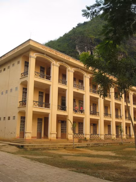 Ngôi trường 3 tầng nằm lọt thủm giữa núi rừng phần lớn là các em học sinh đồng bào người dân tộc cách xa trường từ 30-40km đường rừng