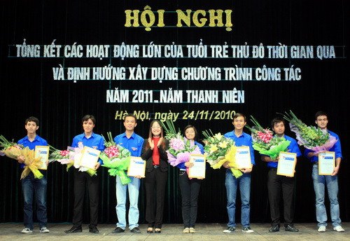 Lãnh đạo Thành đoàn HN trao các danh hiệu thi đua cho các đơn vị trực thuộc, đoàn viên ưu tú. Ảnh, gdtd.vn