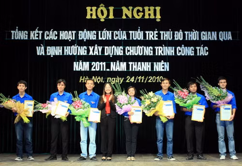 Lãnh đạo Thành đoàn HN trao các danh hiệu thi đua cho các đơn vị trực thuộc, đoàn viên ưu tú. Ảnh, gdtd.vn