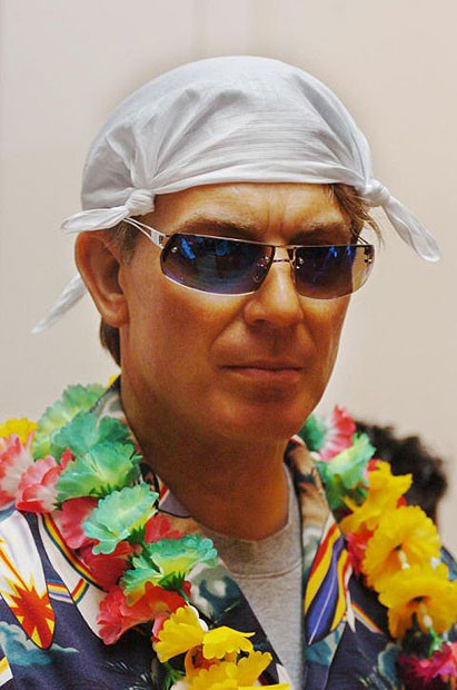 Cựu Thủ tướng Anh Tony Blair trông khá "sặc sỡ" trong trang phục lễ hội Tony Blair